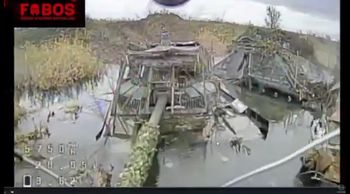 Pokazali nagranie. Rosyjskie pojazdy ugrzęzły w bagnie