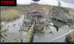 Pokazali nagranie. Rosyjskie pojazdy ugrzęzły w bagnie