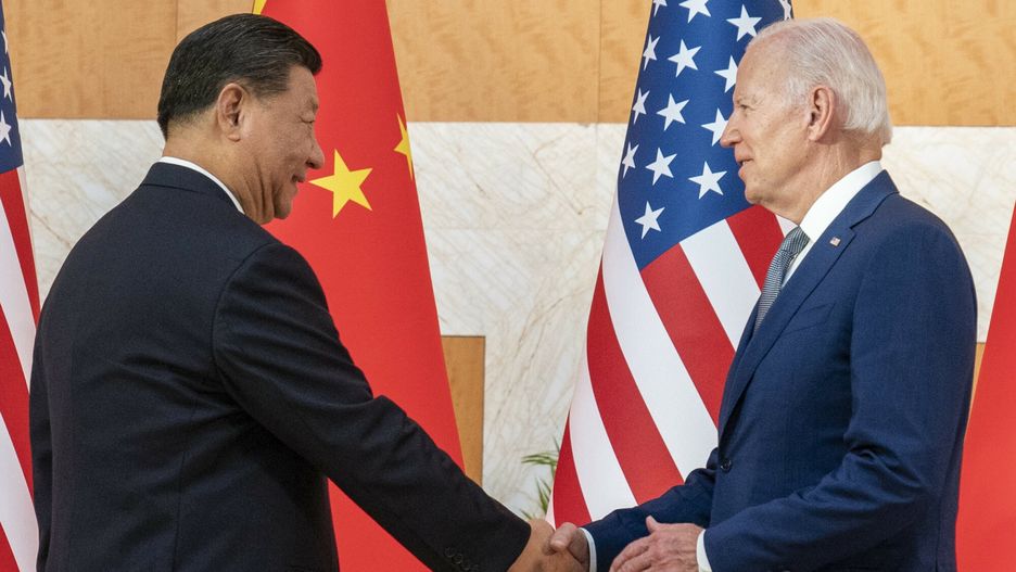Prezydent USA Joe Biden i przywódca Chin Xi Jinping spotkali się w poniedziałek na szczycie G20 na Bali