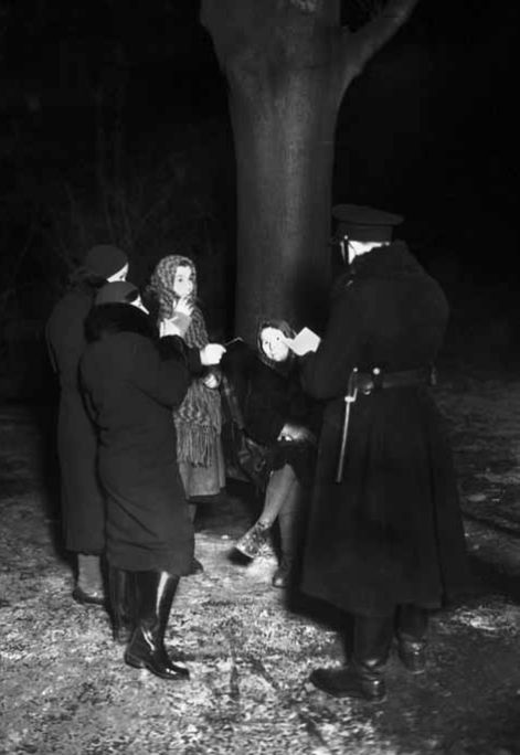 Policyjna kontrola prosytutek w przedwojennej Polsce. Fotografia Ilustrowanego Kuryera Codziennego.