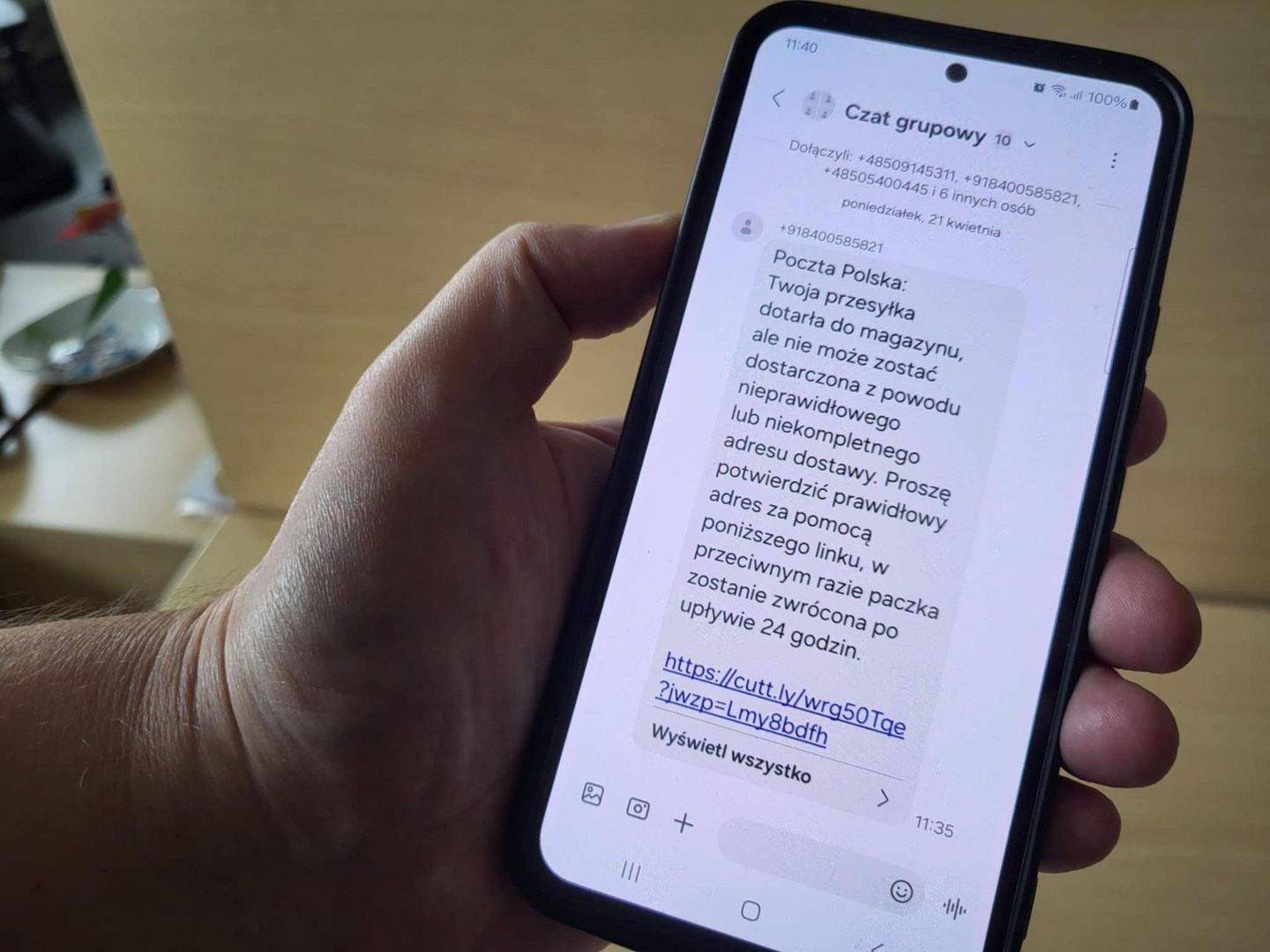 Nigdy nie klikaj w linki znajdujące się pod wiadomościami, bo mogą one prowadzić do stron phishingowych lub zainfekować twój telefon lub komputer złośliwym oprogramowaniem.