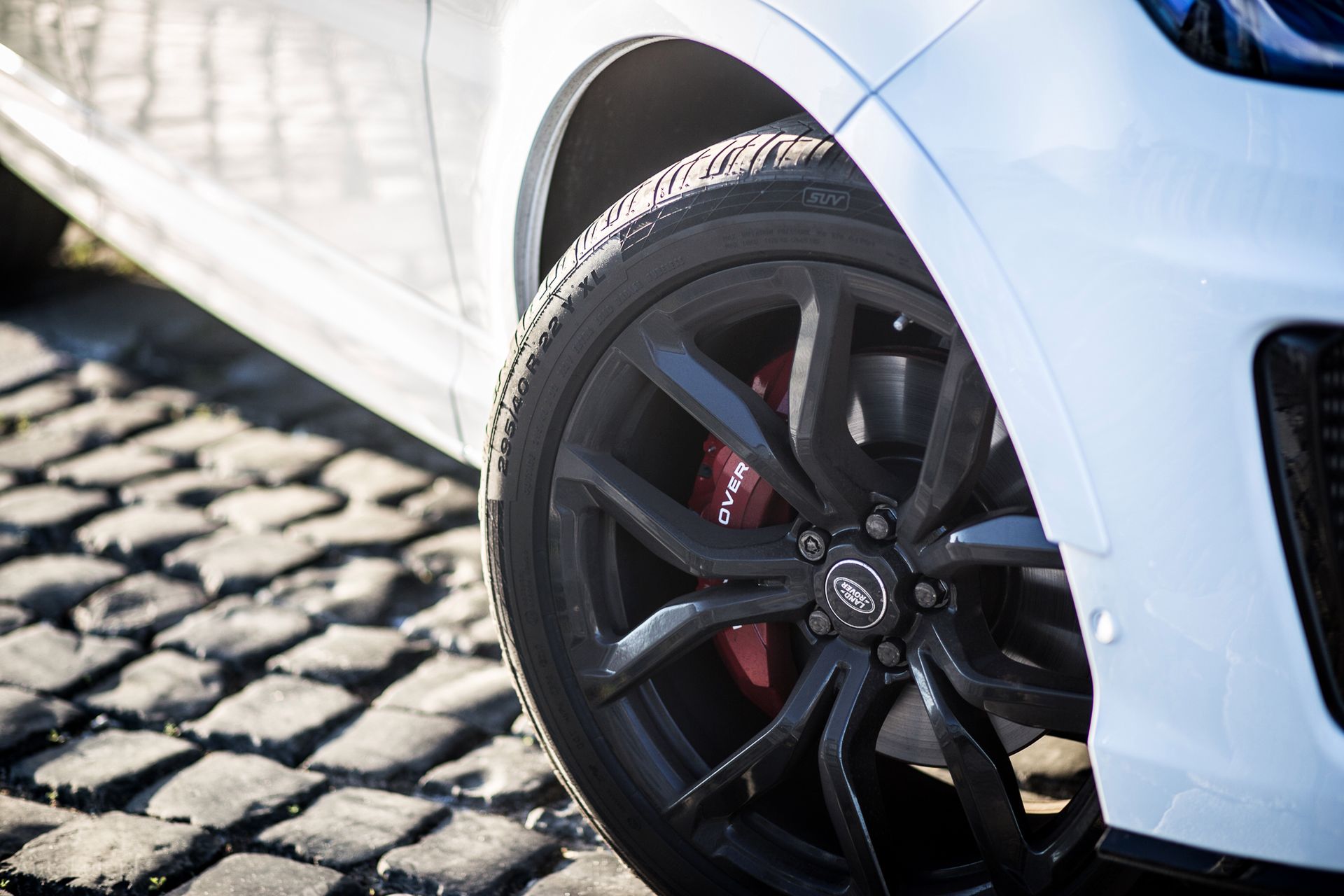 Z wielkimi gabarytami Range Rovera Sporta SVR hamulce Brembo radzą sobie na tyle dobrze, na ile przewidziały prawa fizyki (fot. Mateusz Żuchowski)