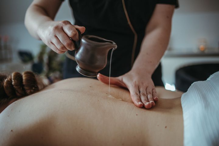 Masaż aromaterapeutyczny to masaż z zastosowaniem naturalnych olejków eterycznych.