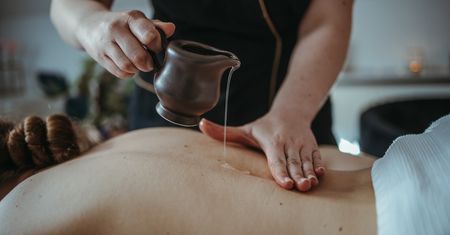 Masaż aromaterapeutyczny – na czym polega, wskazania i efekty