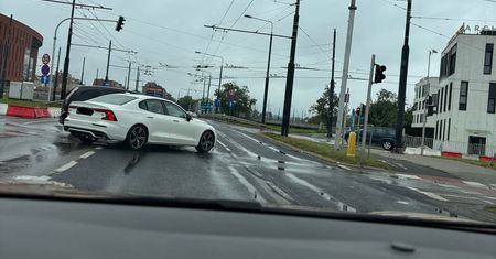 Volvo na czerwonym świetle. Duże utrudnienia na al. Unii Lubelskiej