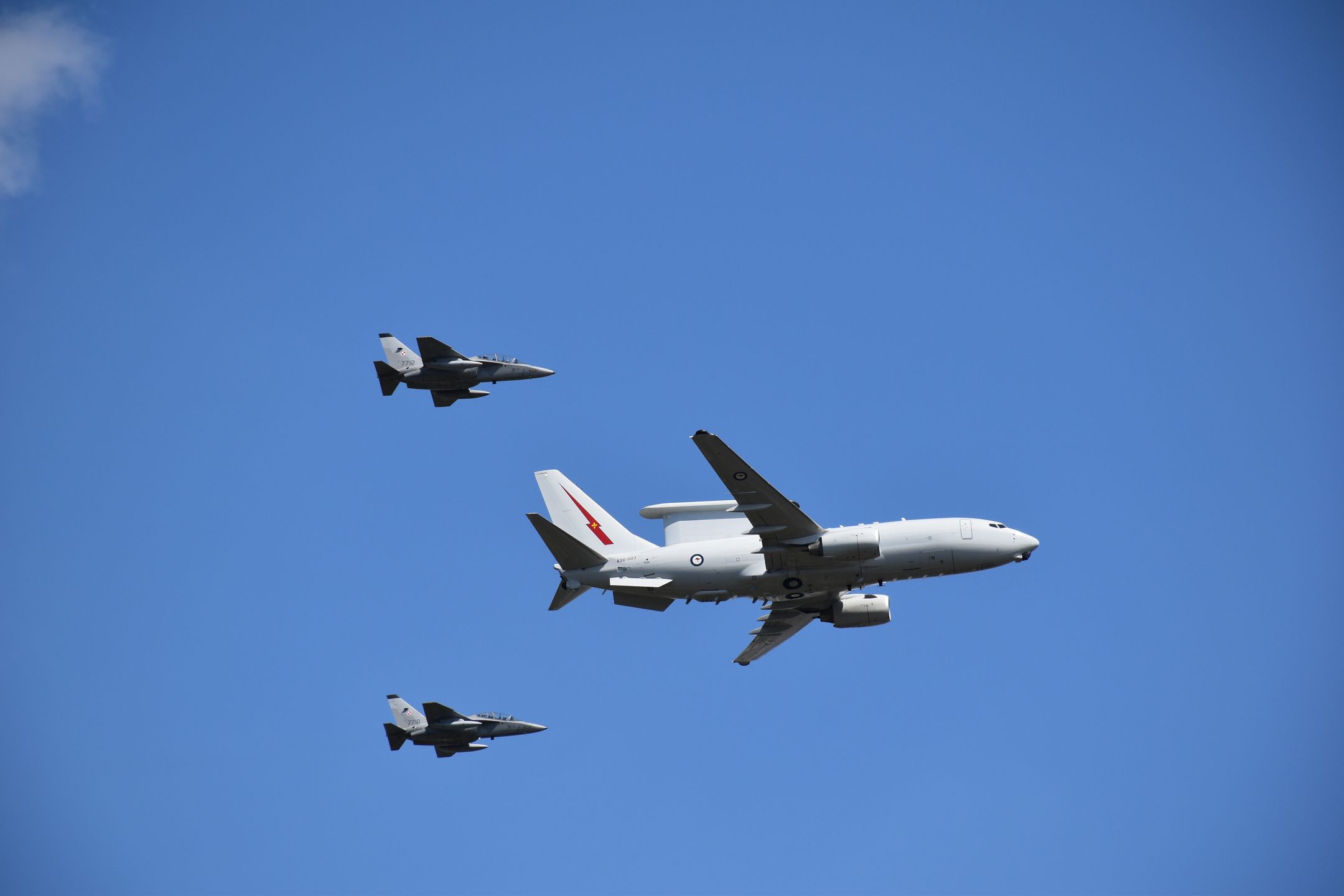 Na zdjęciu australijski E-7 i M-346 Master