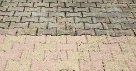 Wylej na kostkę w upalny dzień. "Wypali" cały mech