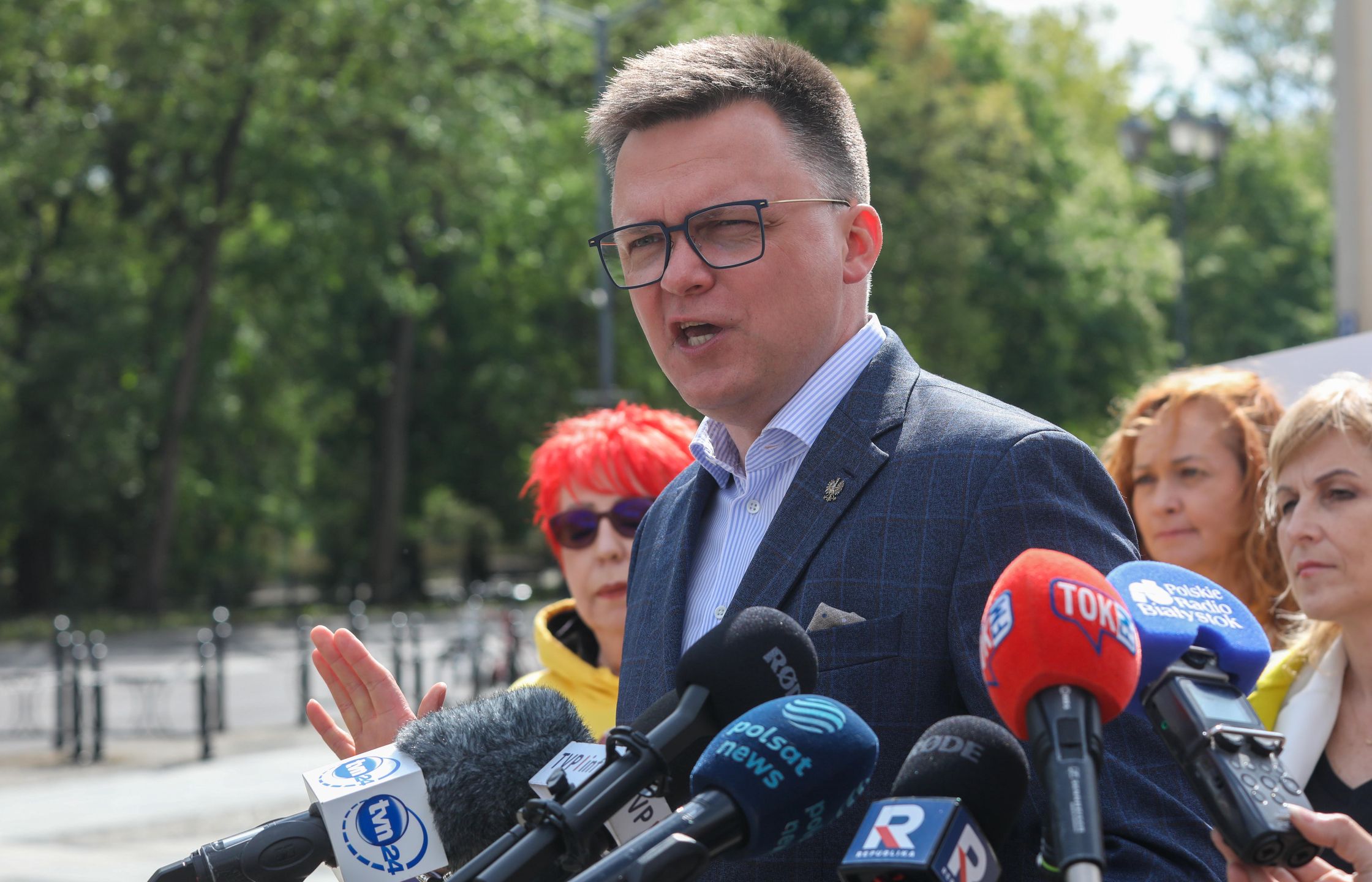 Szymon Ho�ownia
Bia�ystok, 13.05.2025. Wybory Prezydenta RP 2025 - kampania. Kandydat Trzeciej Drogi w wyborach na fotel prezydenta RP, marsza�ek Sejmu Szymon Ho�ownia (C) podczas spotkania wyborczego w Bia�ymstoku, 13 bm. (ar/mgut) PAP/Artur Reszko
Artur Reszko
kampania, kampania prezydencka 2025, kampania wyborcza, objazd kraju, polityk, polityka, prezydencka, spotkanie, spotkanie z mieszka�cami sympatykami wyborcami, wizyta krajowa, wyborcza, wybory prezydenckie, wybory prezydenckie 2025, spotkanie przedwyborcze wyborcze, wiec wyborczy