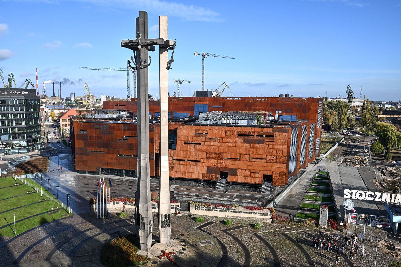 Tę instytucję kultury otwarto w 2014 r. Bryła ma przypominać statek w budowie - ECS powstał na terenie dawnej Stoczni Gdańskiej, upamiętnia kolebkę wolności Europy Środkowo-Wschodniej.Na szczycie budynku zlokalizowano taras widokowy, można stąd obserwować pracujący gdański port.Na szczególną uwagę zasługuje pełne zieleni wnętrze - wchodząc do środka znajdziemy się w tak zwanym Ogrodzie Zimowym, gdzie przywita nas roślinność z całego świata. To miejsce otwarte dla każdego i taką funkcję pełni. Warto się też przyjrzeć industrialnym elementom architektonicznym, które wprost nawiązują do przemysłu okrętowego.   Zobacz kolejne zdjęcie