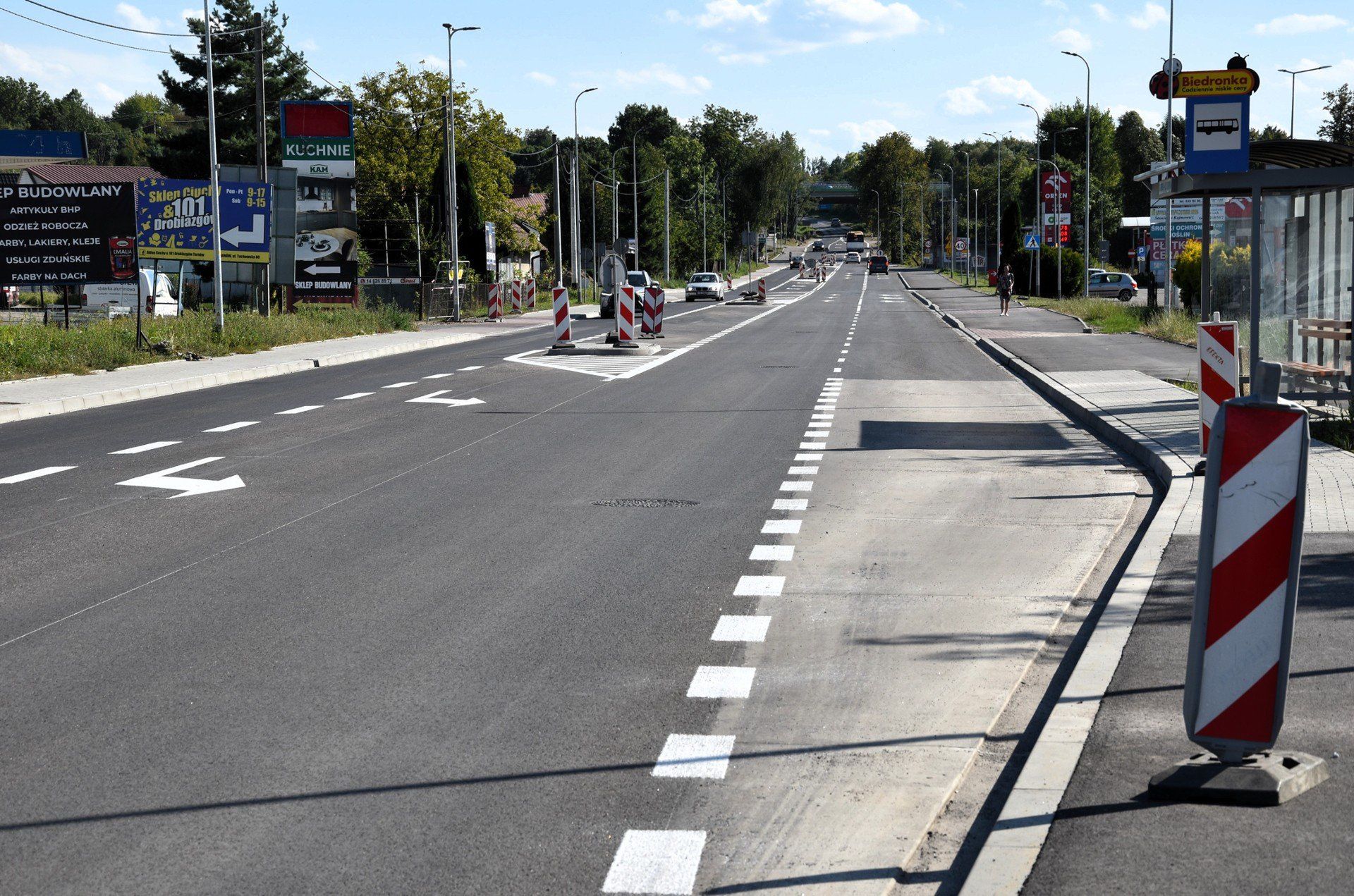 Malowanie linii i pasów na wyremontowanej ulicy Tuchowskiej zwiastuje koniec uciążliwego remontu i utrudnień z nim związanych