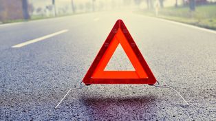 Wypadek na autostradzie A4 pod Krakowem. Samochód osobowy wpadł w pojazd z przyczepą z ładunkiem