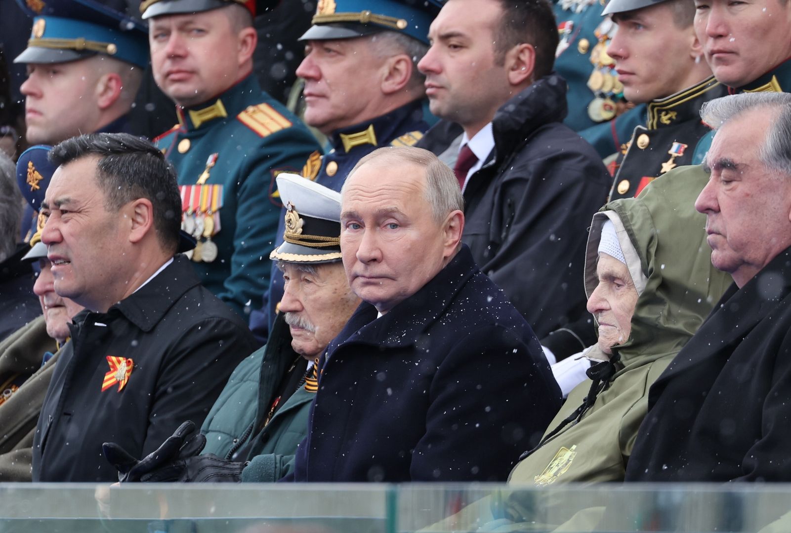 Siedzieli tuż obok Władimira Putina. Cały świat widział, kogo honorują Rosjanie
