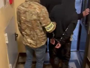 Warszawa: Zapytał o drogę, a po chwili zaatakował. Wbił ofierze palce do oczu i brutalnie bił po twarzy