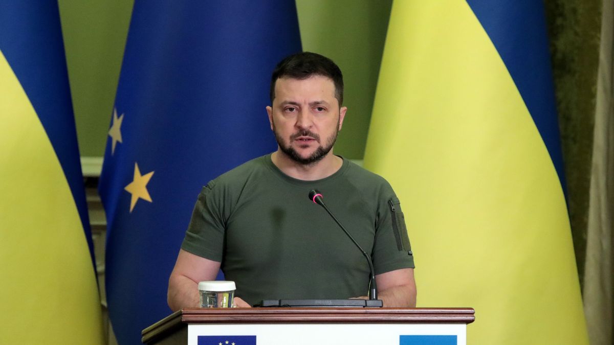 Na zdjęciu prezydent Ukrainy Wołodymyr Zełenski w trakcie wspólnej konferencji z przedstawicielami Unii Europejskiej. Za nim flagi unijne i ukraińskie