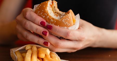 Wielu je kupuje, bo są smaczne. Godzinami zalegają w żołądku