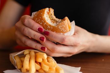 Wielu je kupuje, bo są smaczne. Godzinami zalegają w żołądku