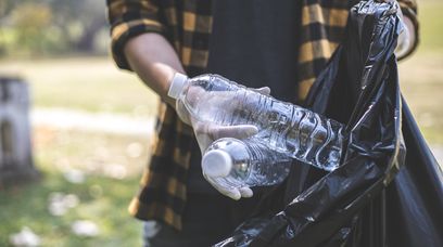 Student nosi na sobie śmieci, które sam wyprodukował