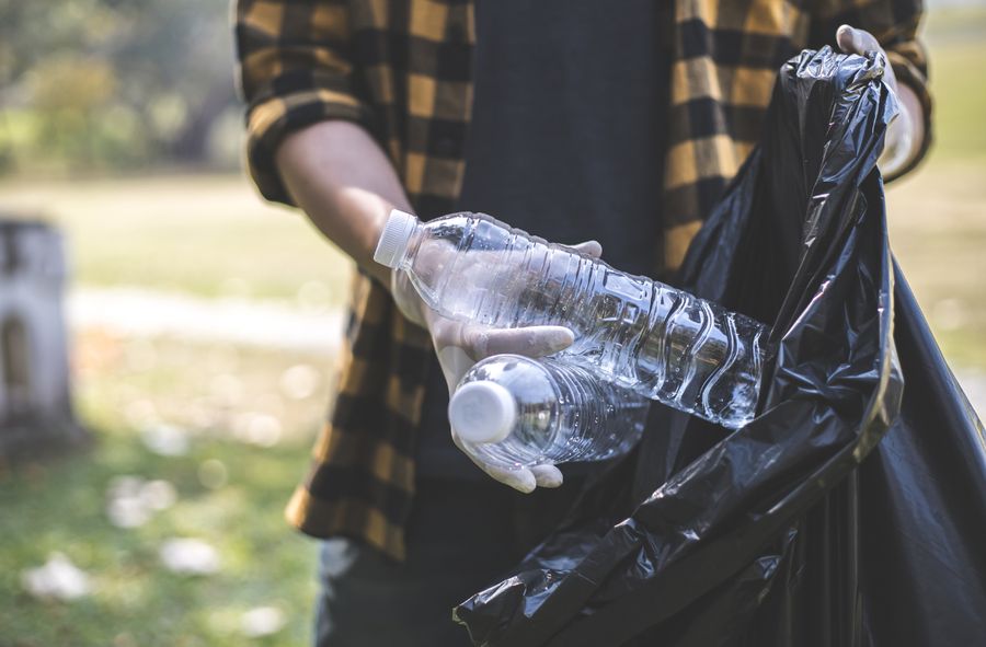 Student nosi na sobie śmieci, które wyprodukował