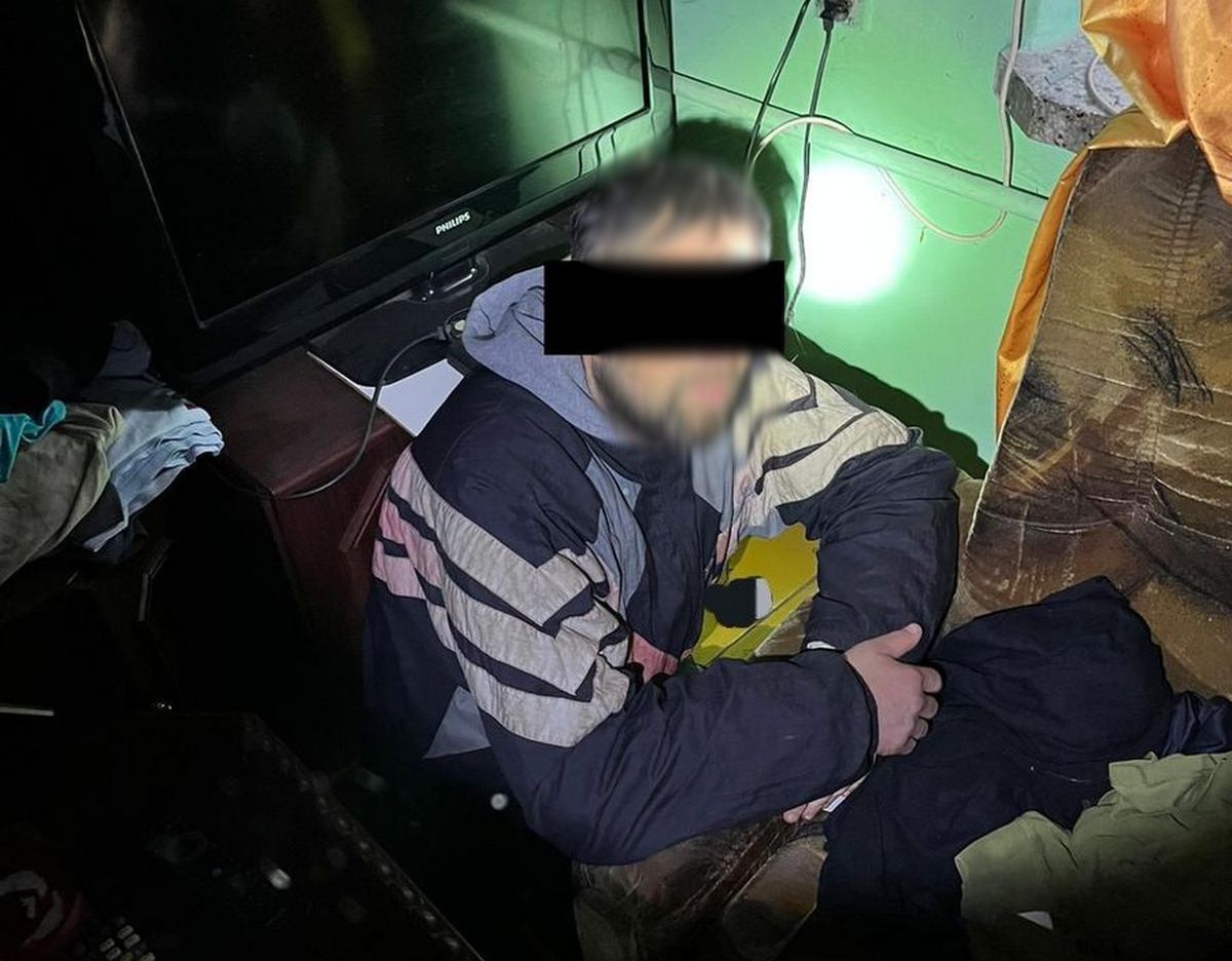 Parczew: Zaginiony mężczyzna zatrzymany podczas włamania do domu. Próbował ukryć się za fotelem
