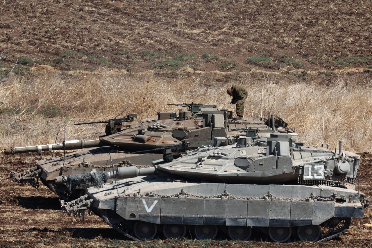 In the photo, an Israeli soldier on a tank.