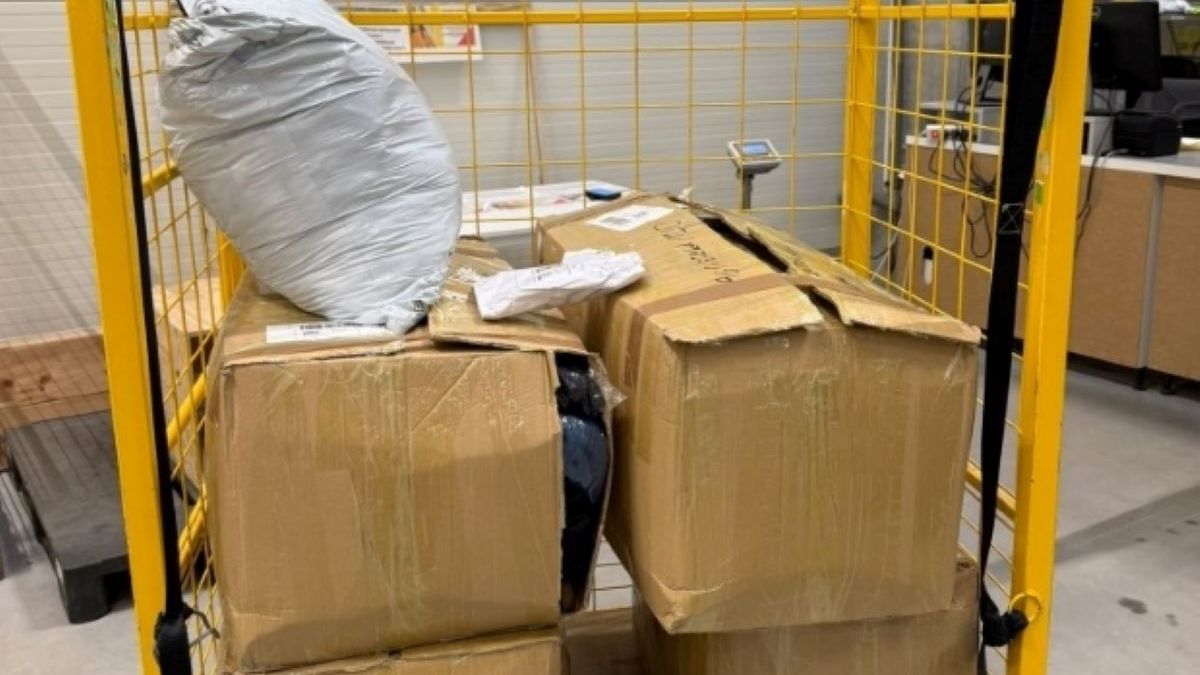 KAS znalazła paczki z nielegalną odzieżą w gorzowskich sortownia