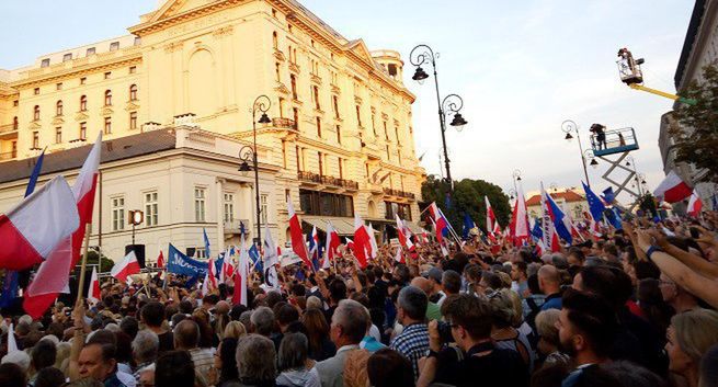 Twórca „House of Cards” prosi na Twitterze o zdjęcia z protestów w Polsce, masowy odzew pod hashtagiem #PolandDefendsDemocracy