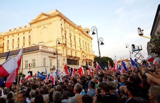 Twórca „House of Cards” prosi na Twitterze o zdjęcia z protestów w Polsce, masowy odzew pod hashtagiem #PolandDefendsDemocracy