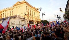 Twórca „House of Cards” prosi na Twitterze o zdjęcia z protestów w Polsce, masowy odzew pod hashtagiem #PolandDefendsDemocracy