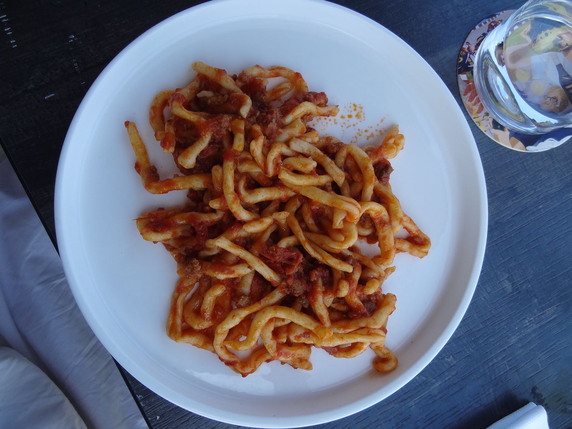 Makaron Strozzapreti z kiełbasą i pomidorkami koktajlowymi 
