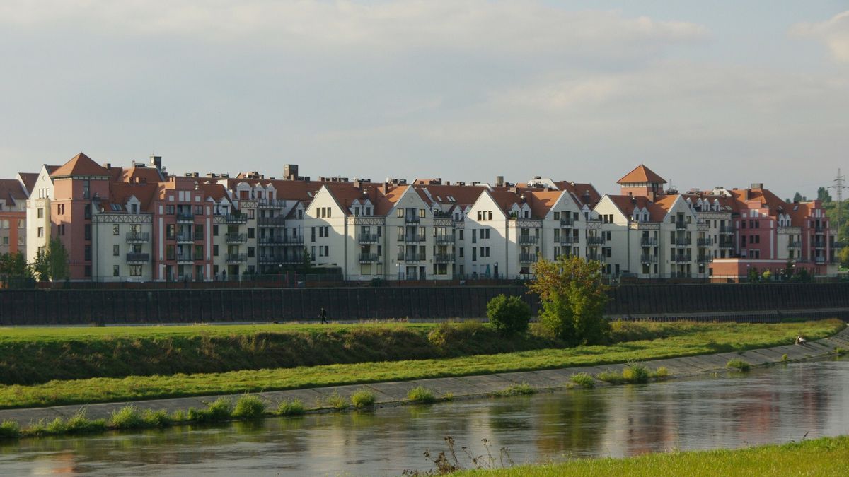 Wielkopolska Marek Bazak
PHOTO: ZOFIA I MAREK BAZAK / EAST NEWS  WIELKOPOLSKA - MIASTO POZNAN  DAWNY PORT RZECZNY OBECNIE OSIEDLE " NAD WARTA " I BIUROWIEC WECHTY - SZYPERSKA OFFICE CENTER
ZOFIA BAZAK