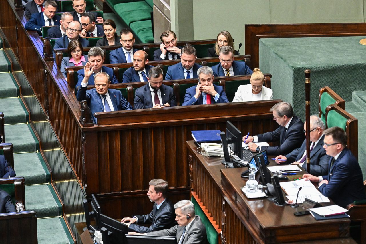 Polacy ocenili zarobki członków rządu