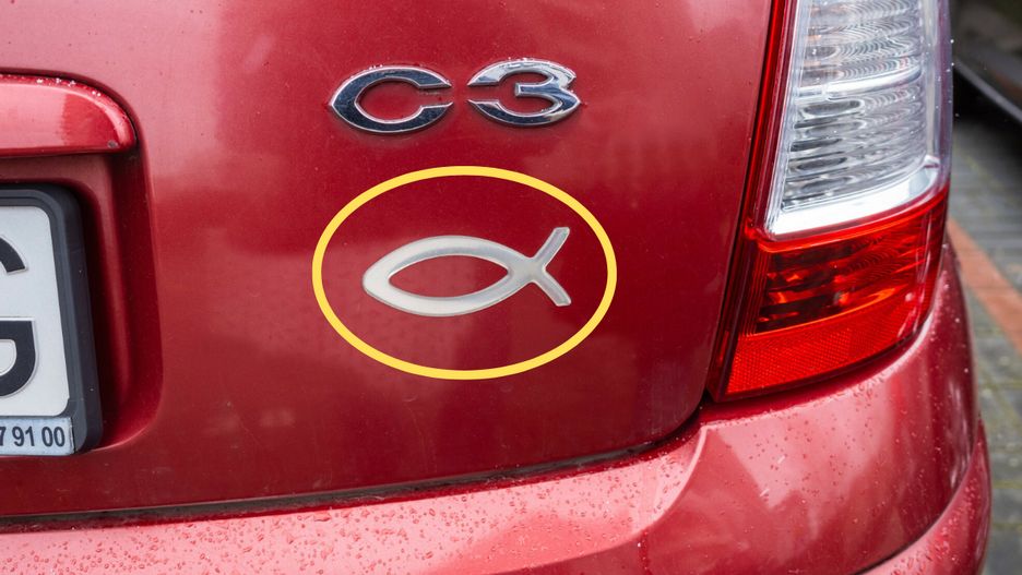 Kiedyś na wielu samochodach można było zobaczyć naklejkę z rybą