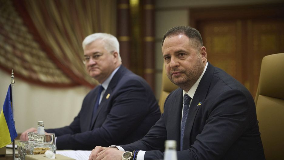 US and Ukrainian officials meet in Saudi Arabia
epa11957147 A handout photo made available by the Ukrainian Presidential Press Service shows the Head of the Presidential Office of Ukraine Andriy Yermak (R) and Ukrainian Foreign Minister Andrii Sybiha (L) during a meeting with US officials in Jeddah, Saudi Arabia, 11 March 2025. US and Ukrainian officials are meeting in Saudi Arabia to discuss a path towards restoring peace in Ukraine.  EPA/UKRAINIAN PRESIDENTIAL PRESS SERVICE HANDOUT -- MANDATORY CREDIT: UKRAINIAN PRESIDENTIAL PRESS SERVICE -- HANDOUT EDITORIAL USE ONLY/NO SALES 
Dostawca: PAP/EPA.
UKRAINIAN PRESIDENTIAL PRESS SERVICE HANDOUT
peace talks, Ukraine war, peace negotiations, ceasefire and peace talks, Russian invasion of Ukraine