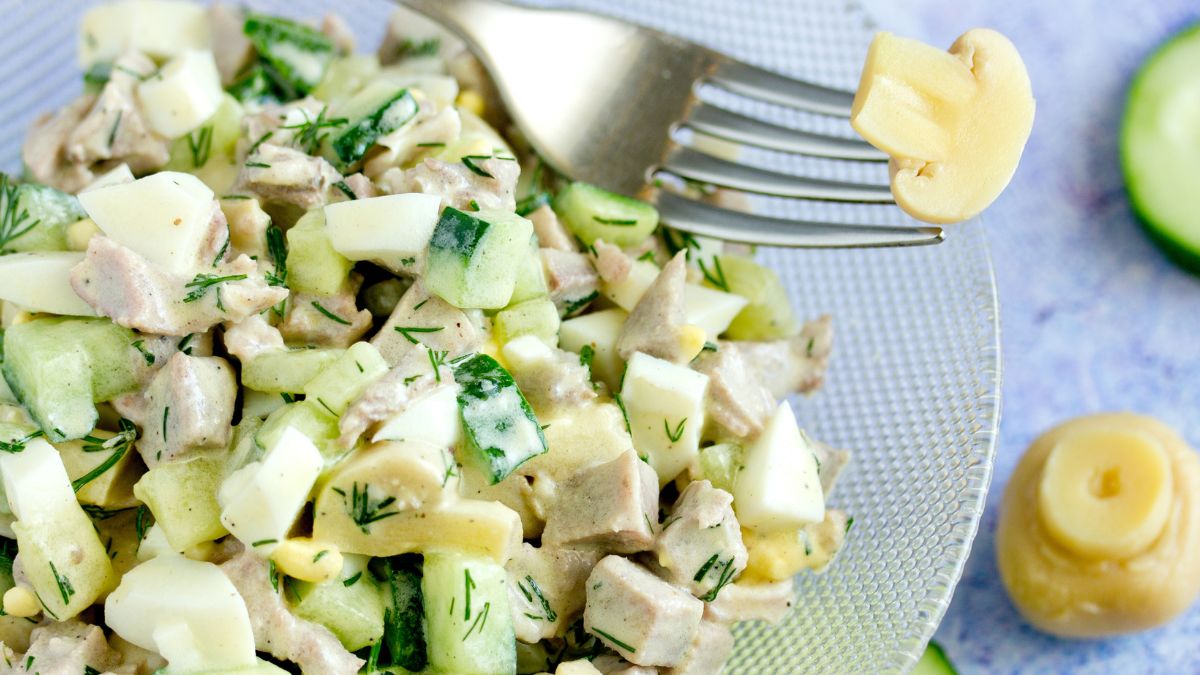 Szybka sałatka z pieczarkami z powodzeniem zastąpi jarzynową