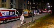 COVID-19. Sznur karetek przed szpitalem. Zdjęcie z Zabrza niesie się lotem błyskawicy