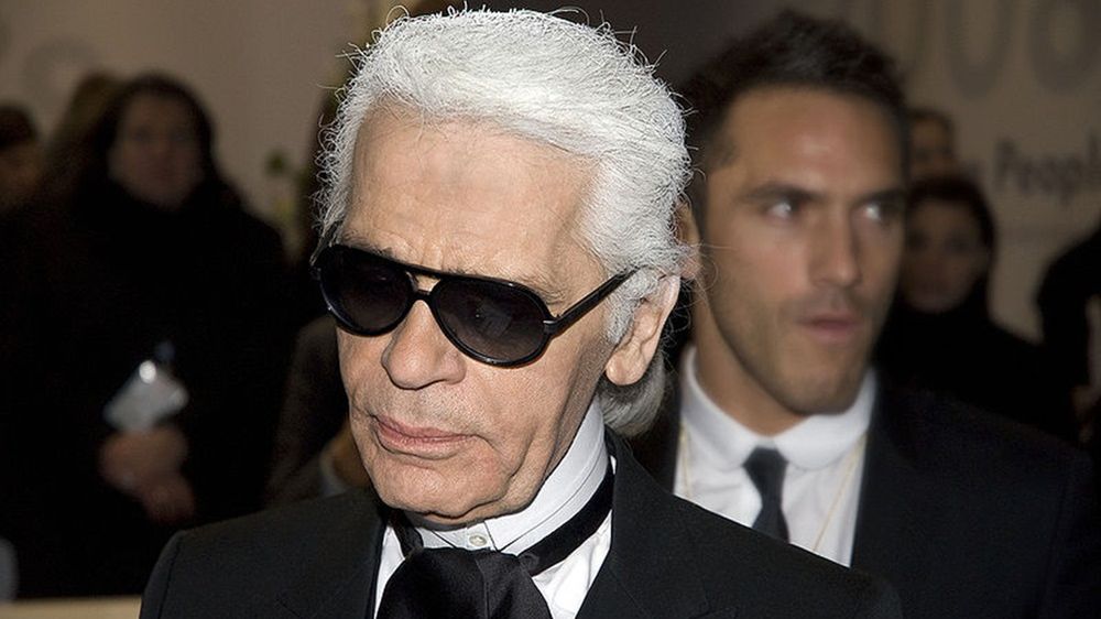 Karl Lagerfeld jest uznanym projektantem, którego ubrania i dodatki są uwielbiane przez kobiety