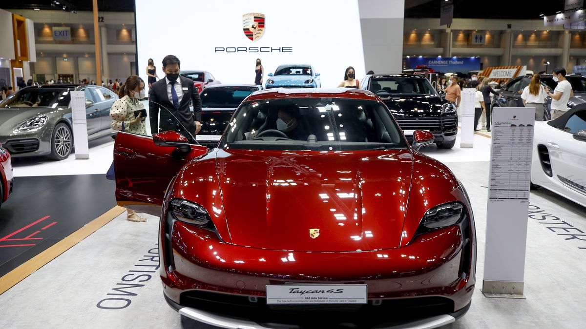  epa09843784 People look at a Porsche Taycan 4S at the 43rd Bangkok International Motor Show 2022 in Bangkok, Thailand, 23 March 2022. The show is Thailand's largest auto show, and runs from 23 March to 03 April 2022.  EPA/DIEGO AZUBEL Dostawca: PAP/EPA.