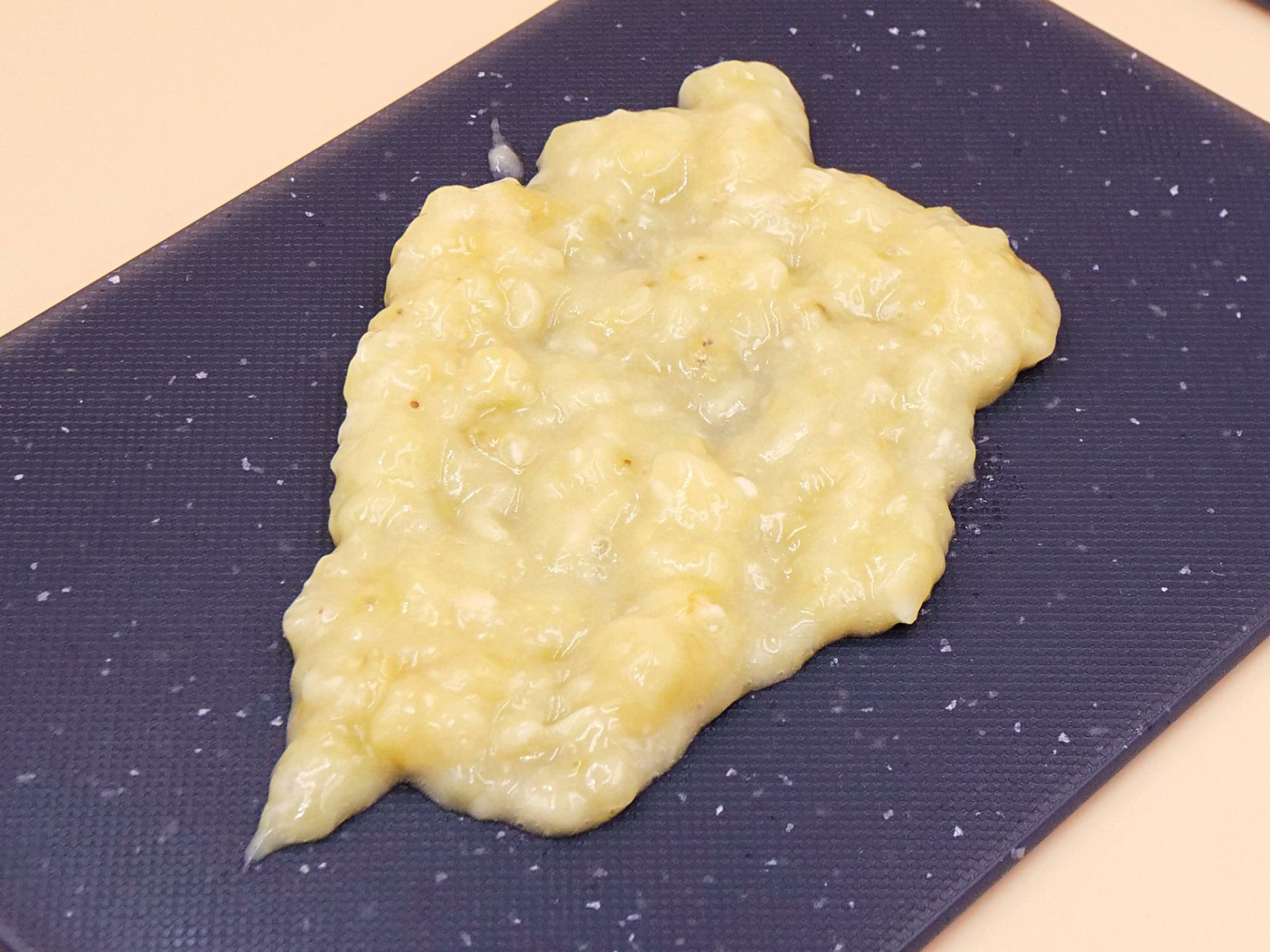 Bananowy jogurt z daktylowym sosem i orzeszkami ziemnymi przepis