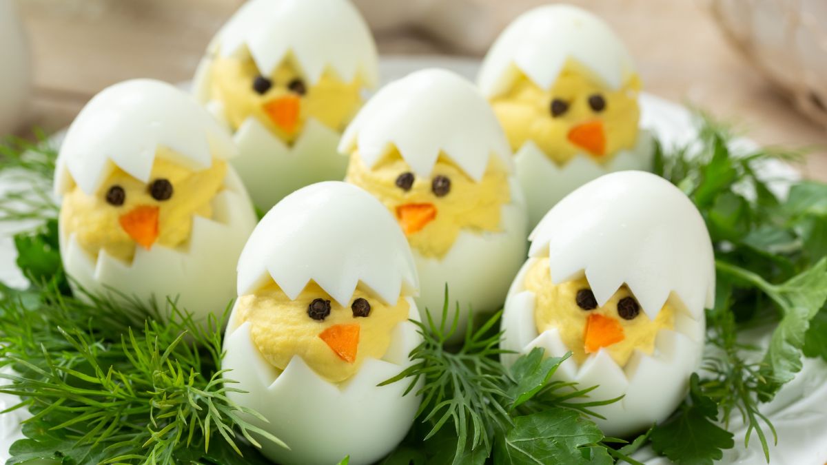 Kurczaczki z jajek są ozdobą wielkanocnego stołu