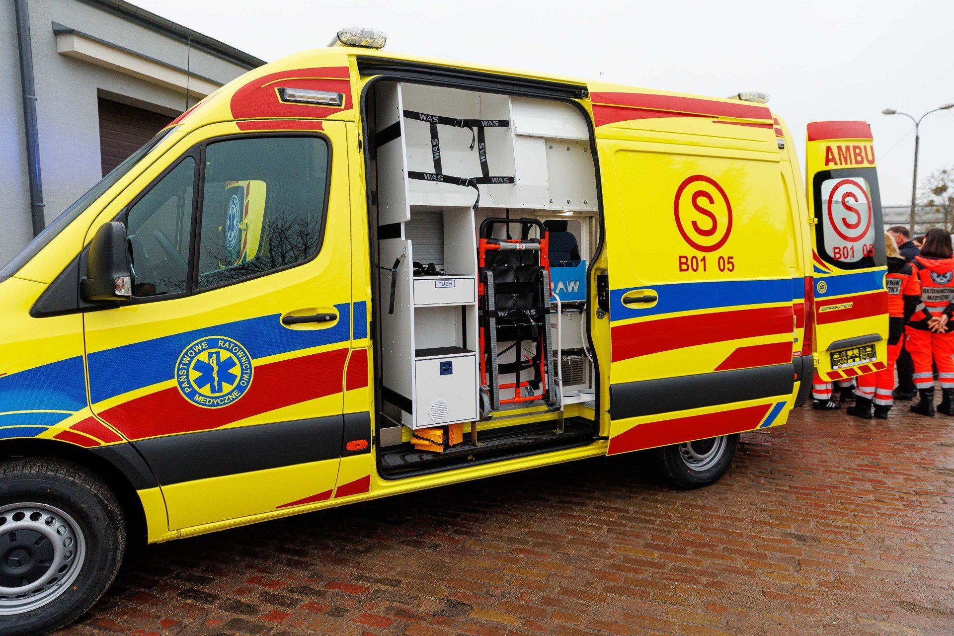 01-12-2025 BIALYSTOK PRZEKAZANIE KARETEK POGOTOWIU FOT. WOJCIECH WOJTKIELEWICZ KURIER PORANNY/ GAZETA WSPOLCZESNA/ POLSKA PRESS