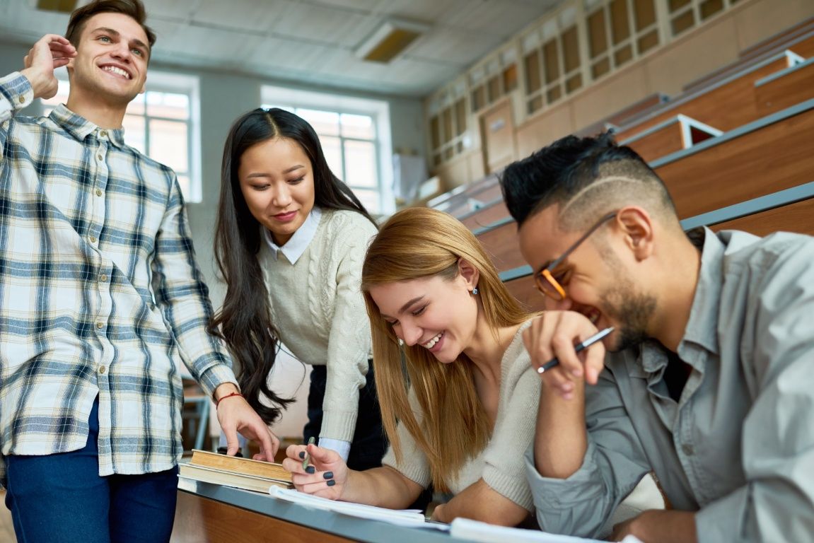 Globalne horyzonty edukacji. Jak Wyższa Szkoła Kształcenia Zawodowego współpracuje z międzynarodowymi ekspertami