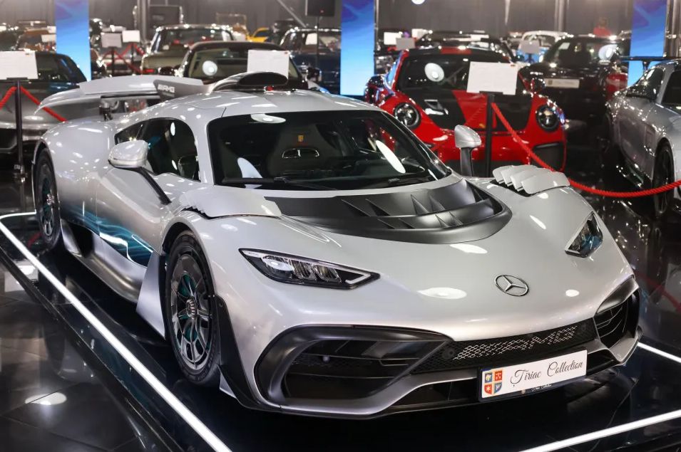 Mercedes AMG One w garażu Haalanda