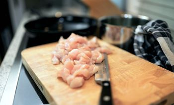 Alarmujące wyniki badań. Kurczaki z salmonellą trafiły do sklepów