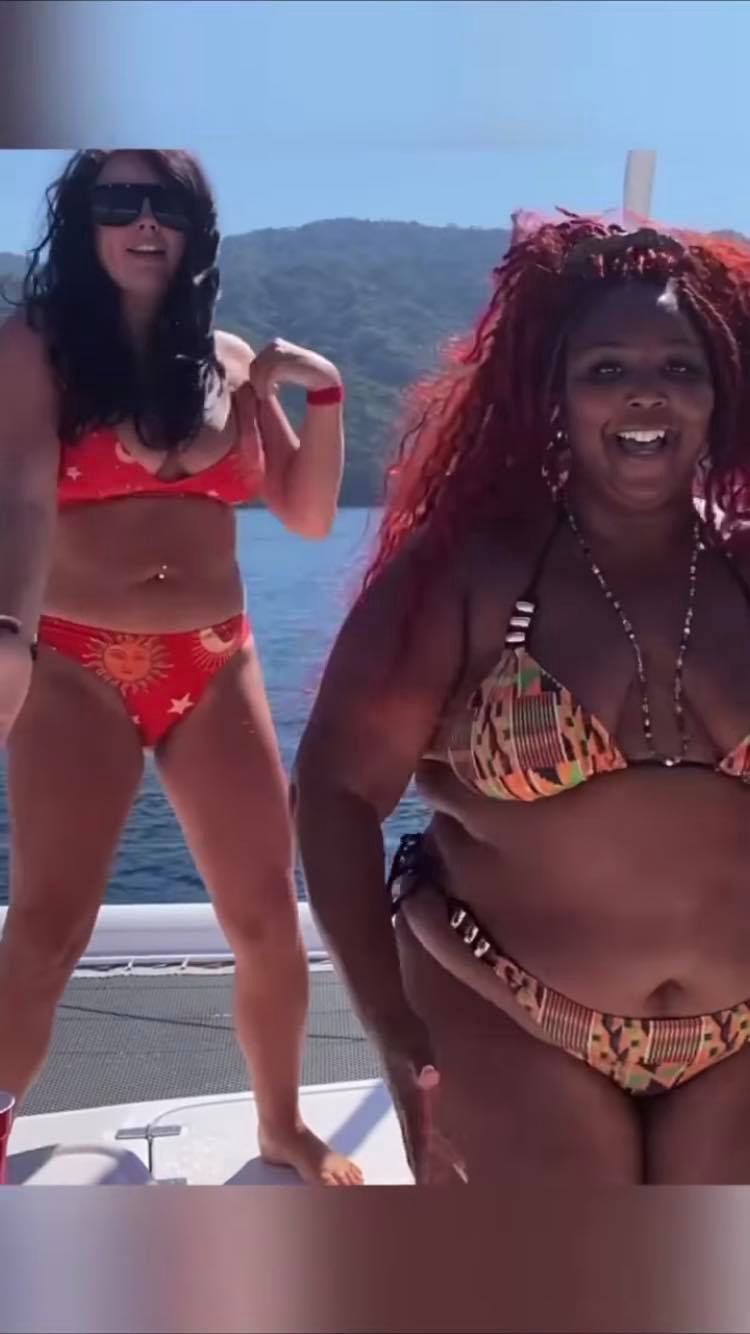 Lizzo twerkuje na jachcie