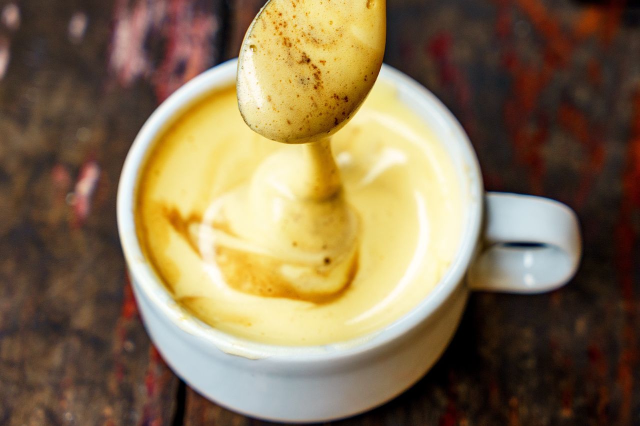 Do kawy wbijają jedno jajko. Dodaje energii, a smakuje jak najlepszy deser