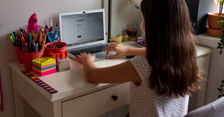 Klienci skarżyli się na umowy. UOKiK sprawdził szkołę językową. Są zarzuty