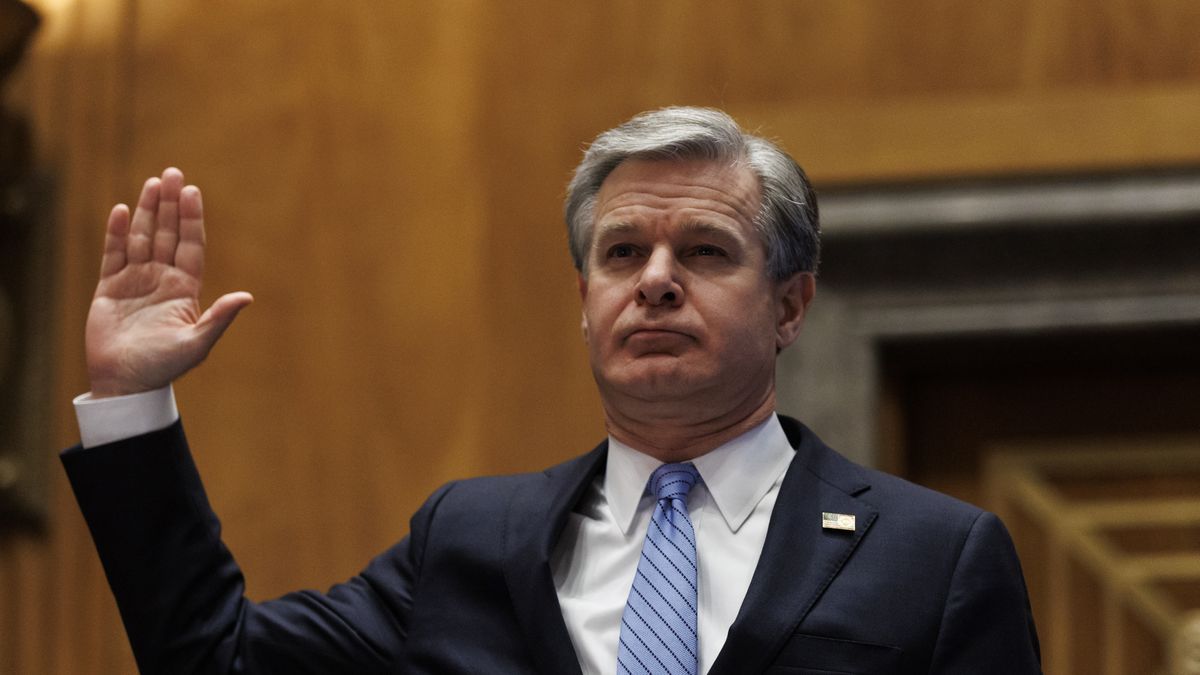 Na zdjęciu Christopher Wray składający przysięgę
