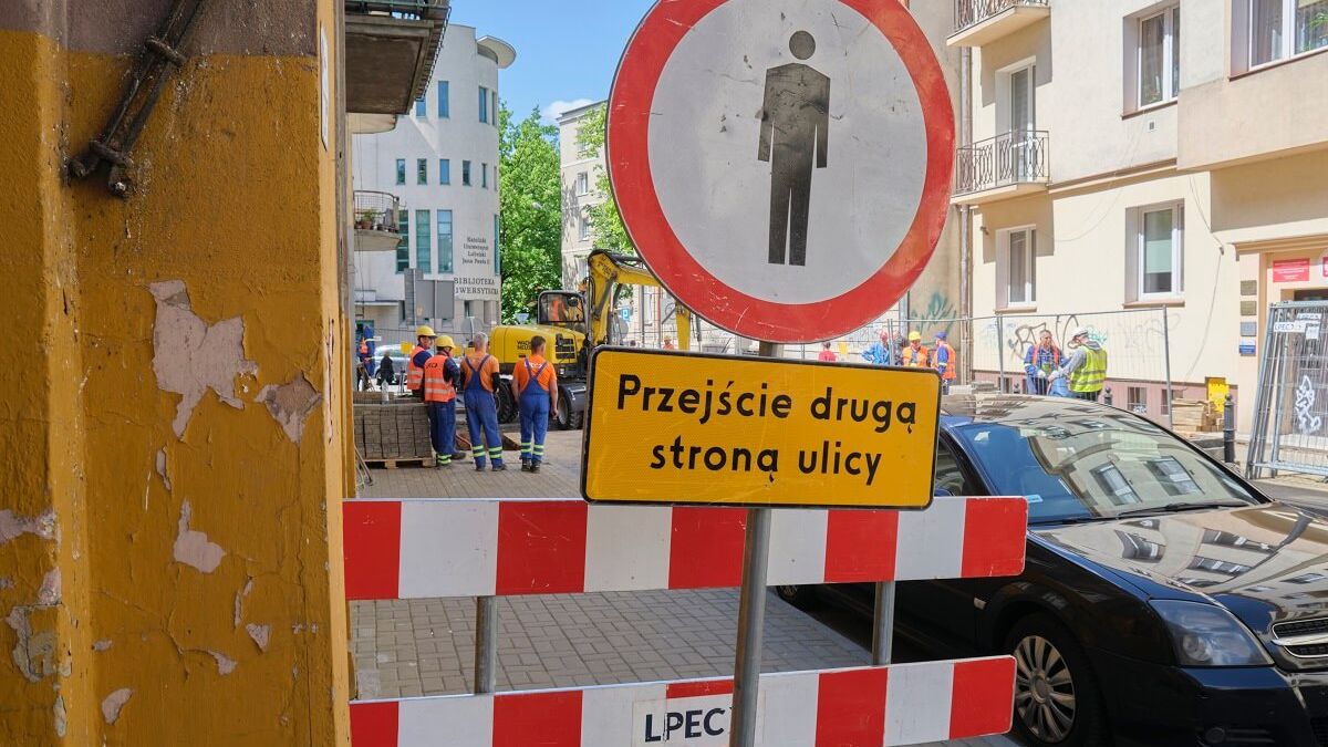 Znak przejście drugą stroną ulic