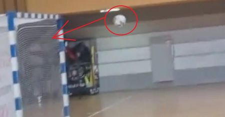 Piłka zmierza do bramki, lecz nagle... Ten filmik zrobił furorę!
