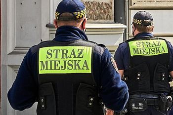 Reanimacja na Placu Matejki. Strażnicy miejscy uratowali życie 50-latkowi